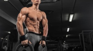 Ricomposizione corporea uomo Uomo che si allena con battle rope