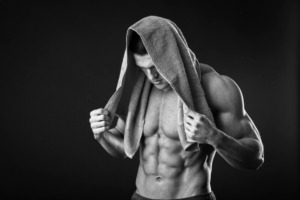 Massa muscolare Ragazzo che si allena con pesi